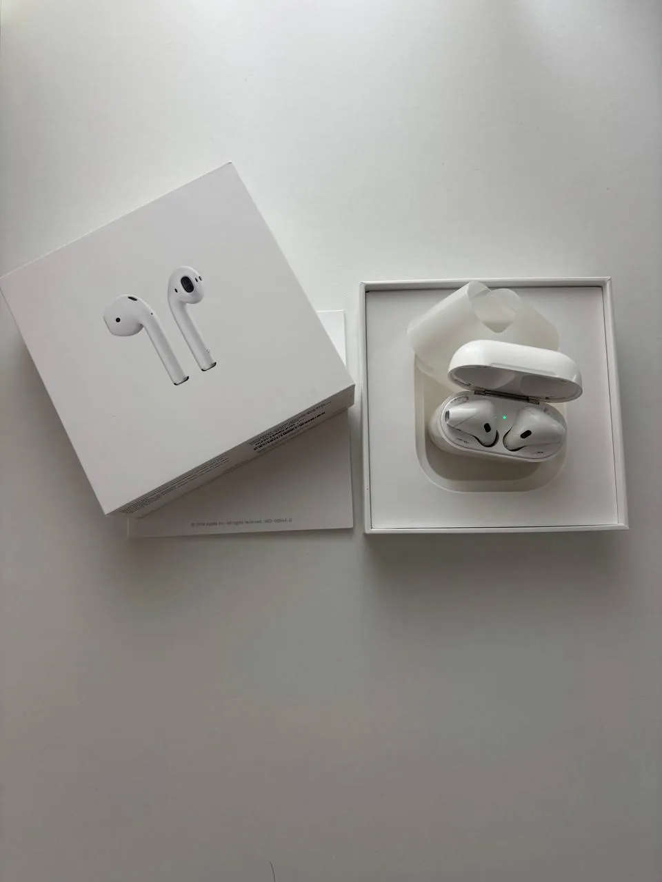 Продаю оригинальные Apple AirPods 2-го поколения с зарядным кейсом.