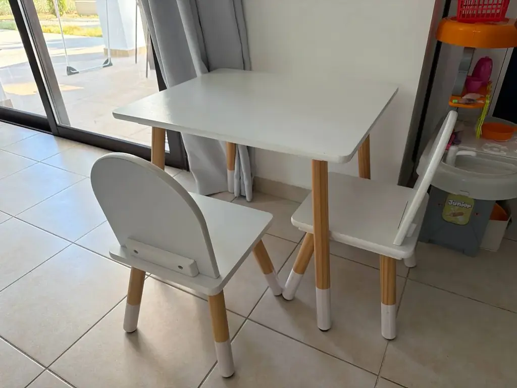 Детский столик с двумя стульями 25€