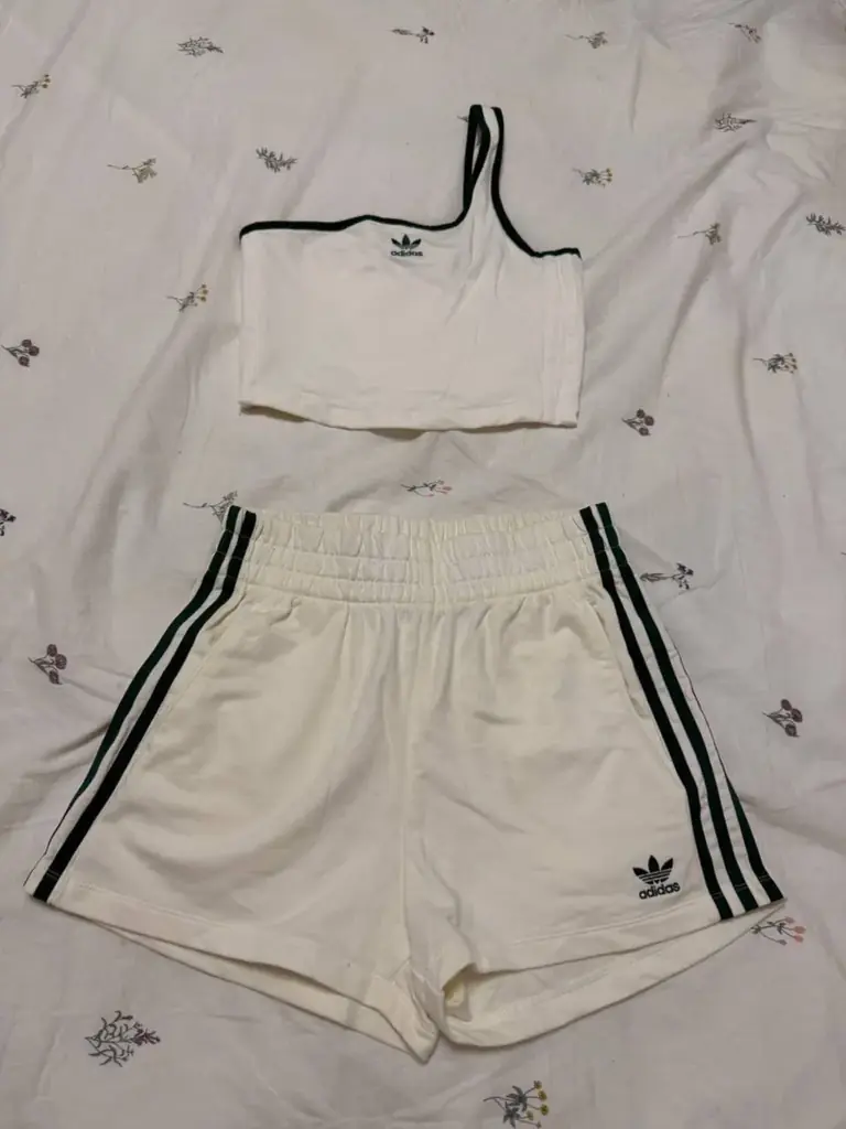 Продам комплект Adidas Originals Tennis Luxe: топ + шорты в молочно-белом цвете с зелёными полоскам…