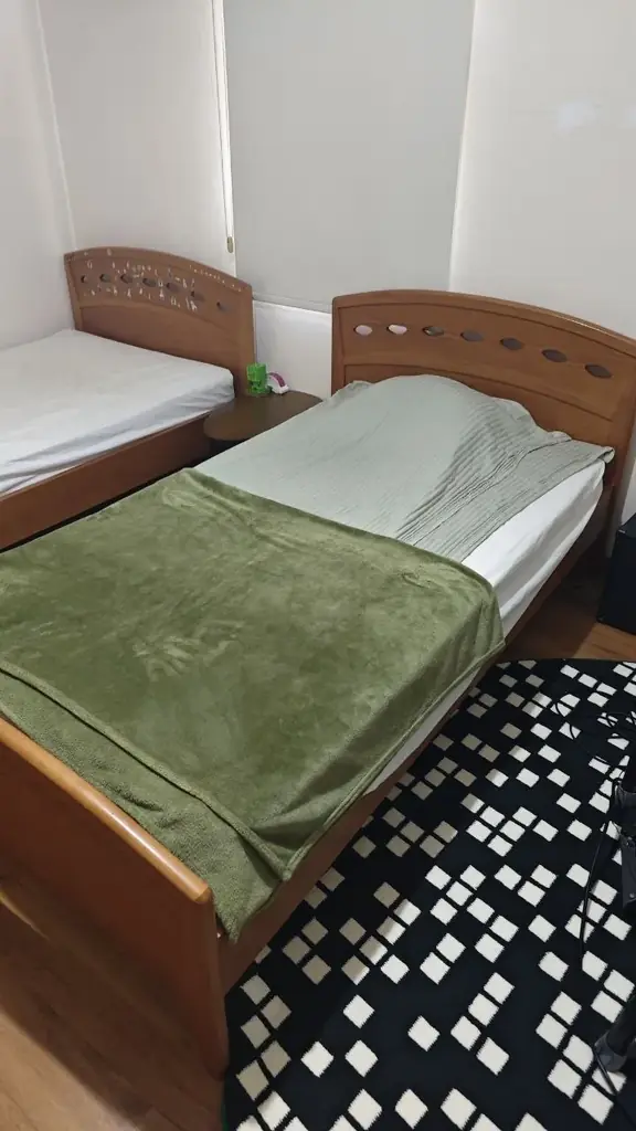 Продам две прочные кровати с матрасами 105 на 190 см. Хорошее состояние, спали маленькие дети. 50 е…