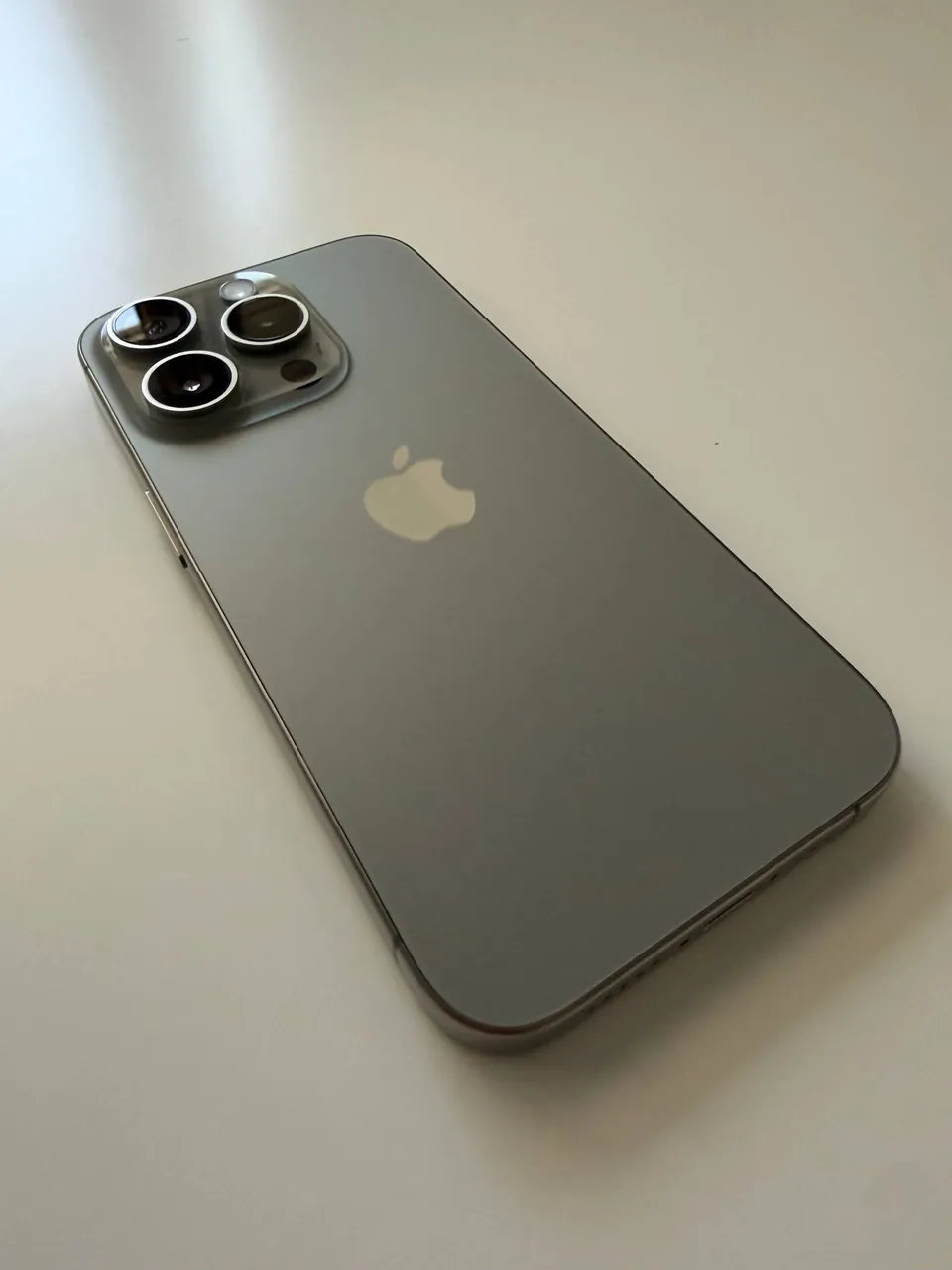 iphone 15 pro, natural titanium, 256gb. Батарея 88%.