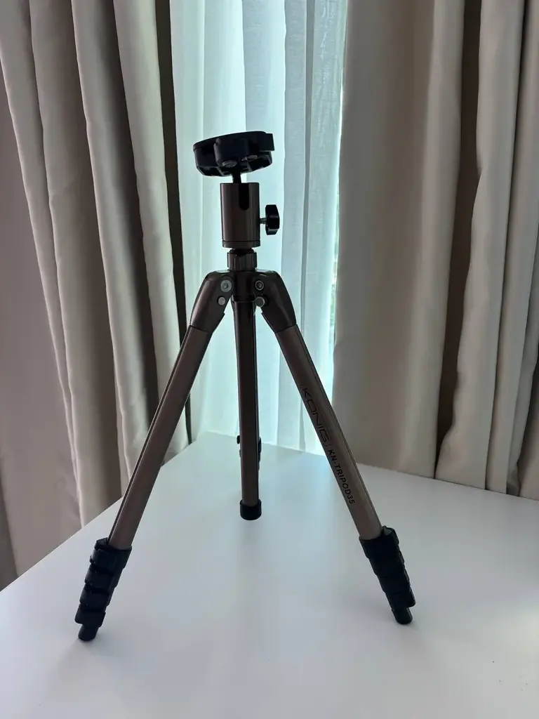 Продаю регулируемый штатив KONIG KN-TRIPOD35 для фото- и видеокамеры.