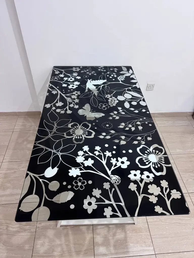 Обеденный стол Ikea в хорошем состоянии