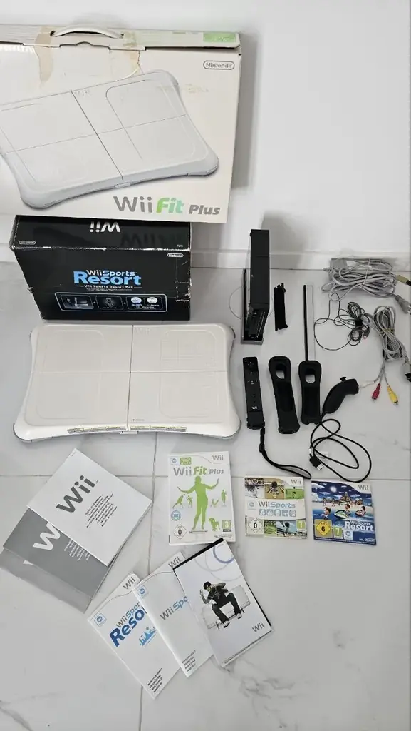 Nintendo Wii — полный комплект с Wii Fit Plus и 3 играми