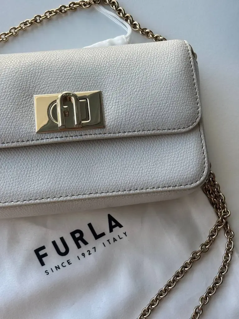 Продаю оригинальную сумку Furla 1927 Mini Crossbody из натуральной кожи.