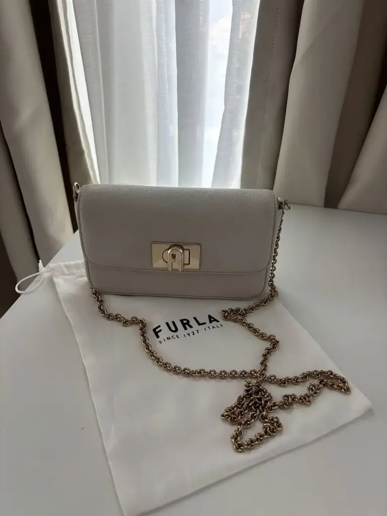 Продаю оригинальную сумку Furla 1927 Mini Crossbody из натуральной кожи.