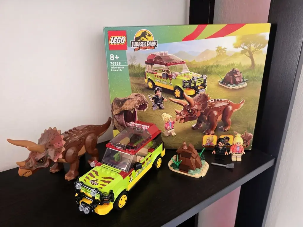 LEGO Jurassic Park Triceratops Research 76959