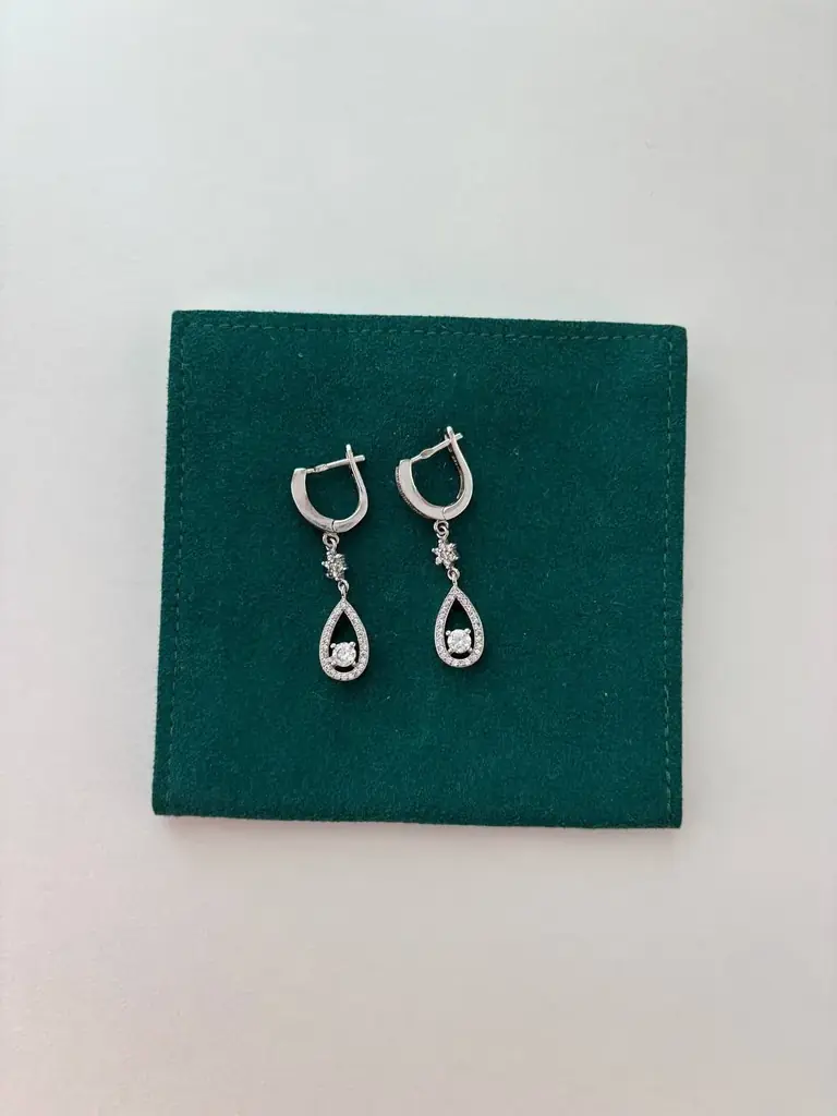 Продаю серебряные серьги 925 пробы с декоративными камнями.