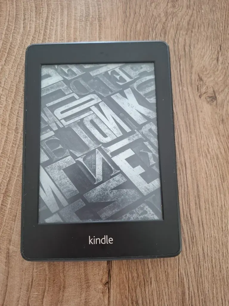 Продаю электронную книгу Amazon Kindle Paperwhite, чёрная. Экран E-Ink 6 дюймов с подсветкой, глаза…