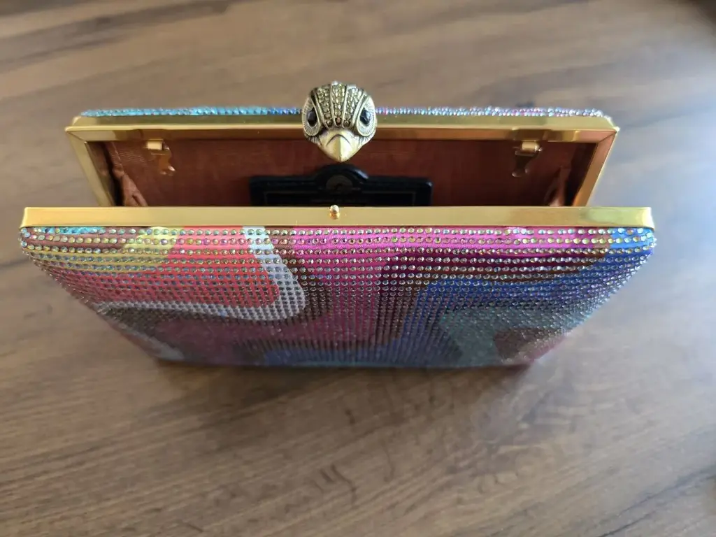 Новый клатч от бренда Kurt Geiger London, размеры сумочки на фото.