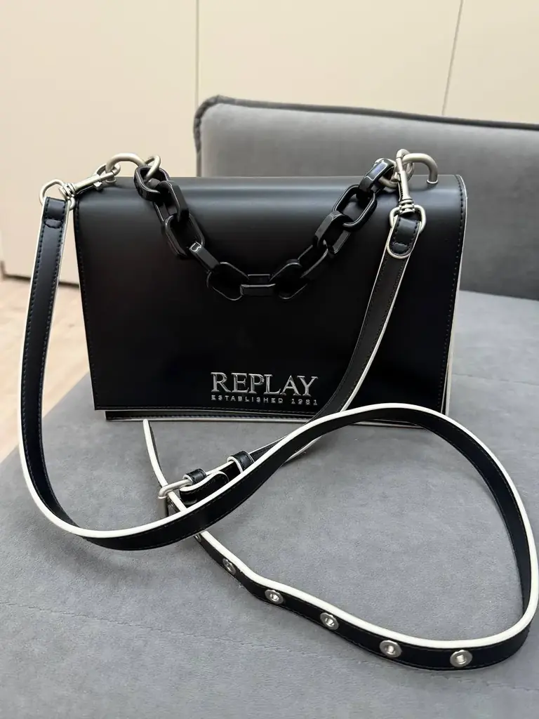 Продам сумку Replay черного цвета с отстегивающейся ручкой
