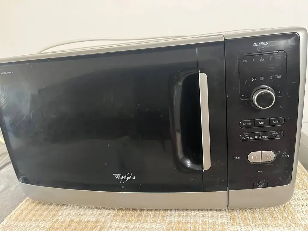 Микроволновка печь б/у Whirlpool  в рабочем состоянии. Плохо работает колесо установки времени, но …