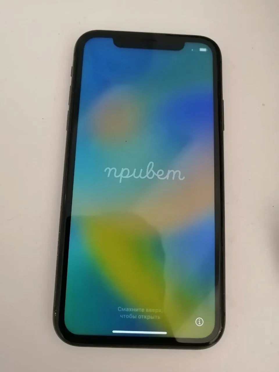 Iphone 11, защитные стекла и много чехлов к нему.