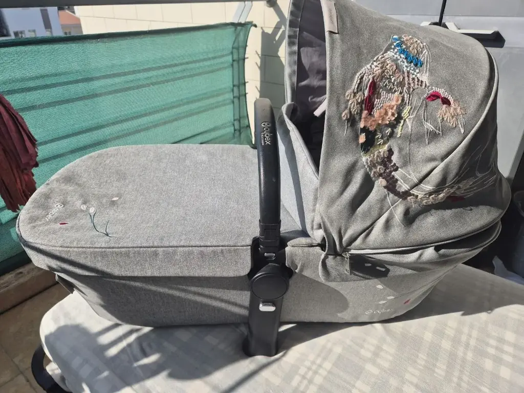 Продаю колсяку Cybex Priam Koi. В комплект входит: