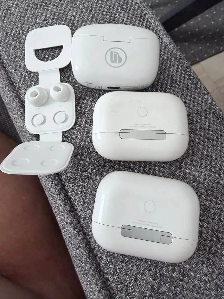 AirPods Pro, 45 евро, кейс работает, левый наушник работает, правый не всегда работает,