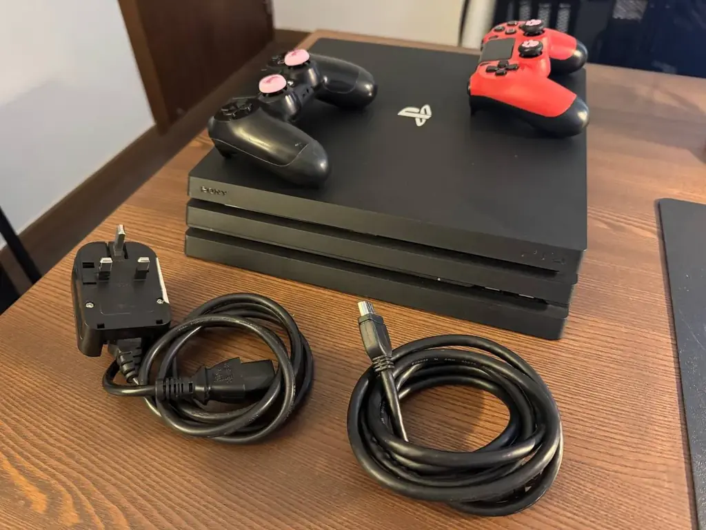 Продам PS4 Pro 1TB в отличном состоянии + 2 беспроводных контроллера. За все 160 евро. Лимасол