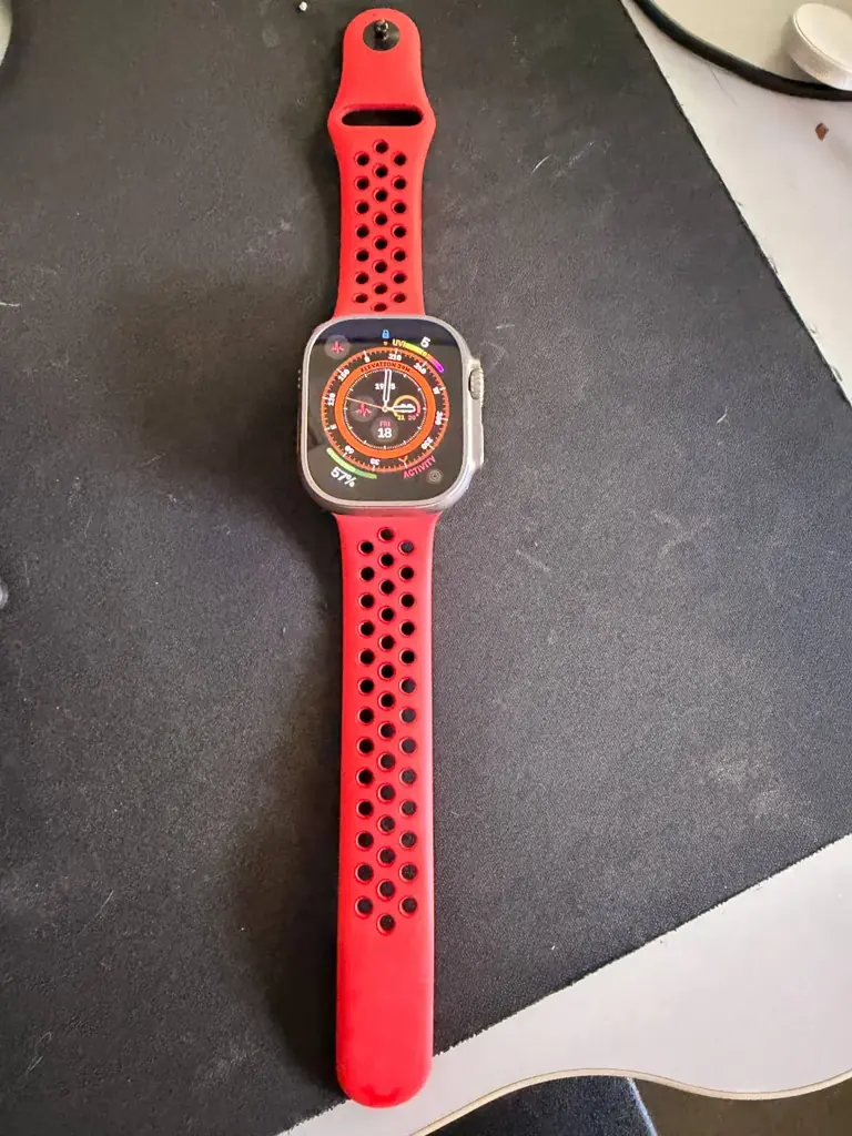 Продам apple watch ultra. Состояние хорошее, здоровье батареи 86%, цена 300 евро.