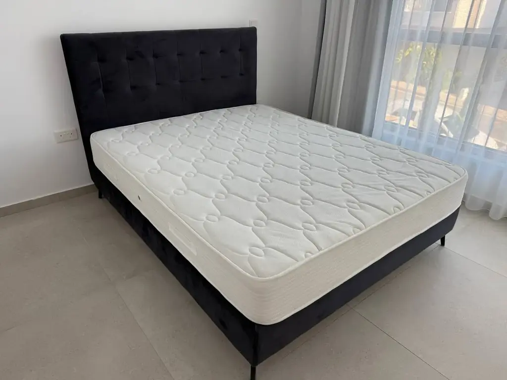 2 кровати по 160*200 см с матрасами. Пафос. Только самовывоз. 200€ каждая кровать вместе с матрасом