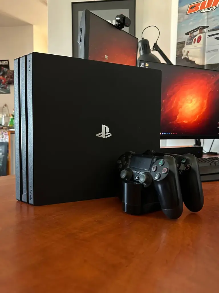 PS4 Pro 1TB, два контроллера, оригинальная зарядная станция. Хорошее состояние, почищена и обслужен…