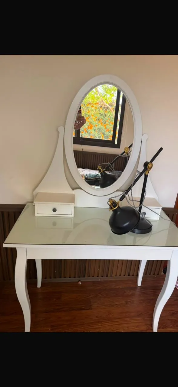 Косметический столик с 3 выдвижными шкафчиками. 40 EUR. Limassol