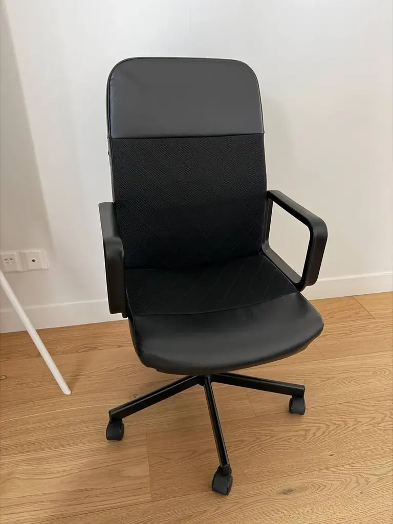 Продам офисное кресло IKEA RENBERGET — €35