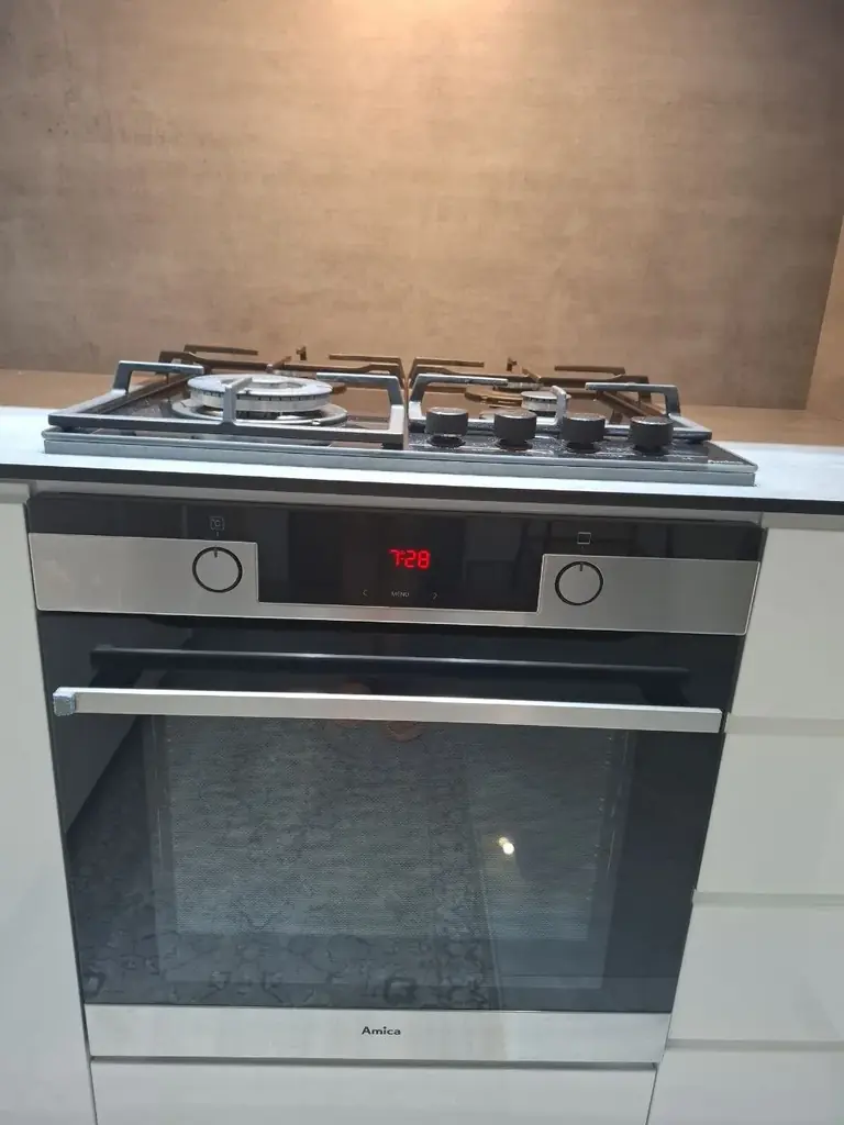 Продаётся электрическая духовка.€120.
