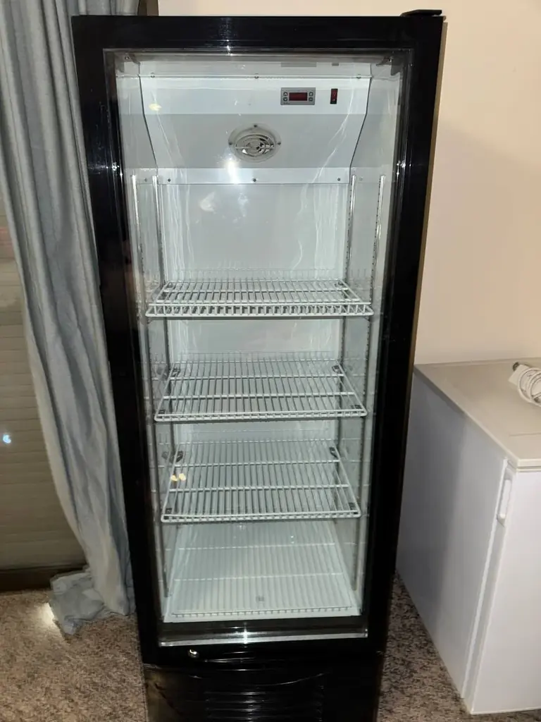 Продаётся холодильник-витрина GastroHero ECO 278 (SC-278) — €390, торг