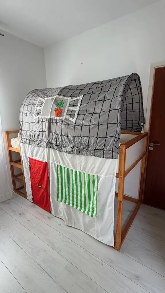 Продаю детскую кровать IKEA KURA с оригинальным текстильным домиком-пологом (тентом). Спальное мест…