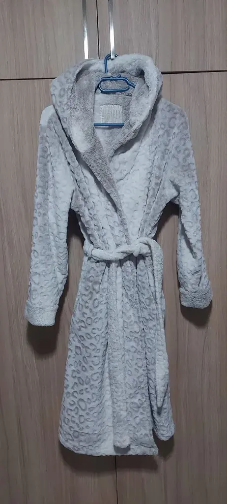 Продам теплый халат,хорошего качества.Размер 8-10(S-M).Цена 20€ Лимасол
