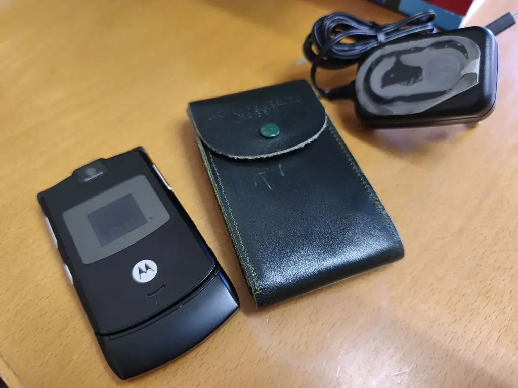 Б/у мобильный телефон Motorola RAZR V3 ROHS, в состоянии нового. 150€. Лимассол.