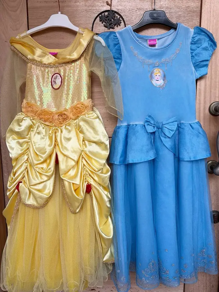 Два платья Disney, 5-7 лет. Продаю 1+1 за 7 евро
