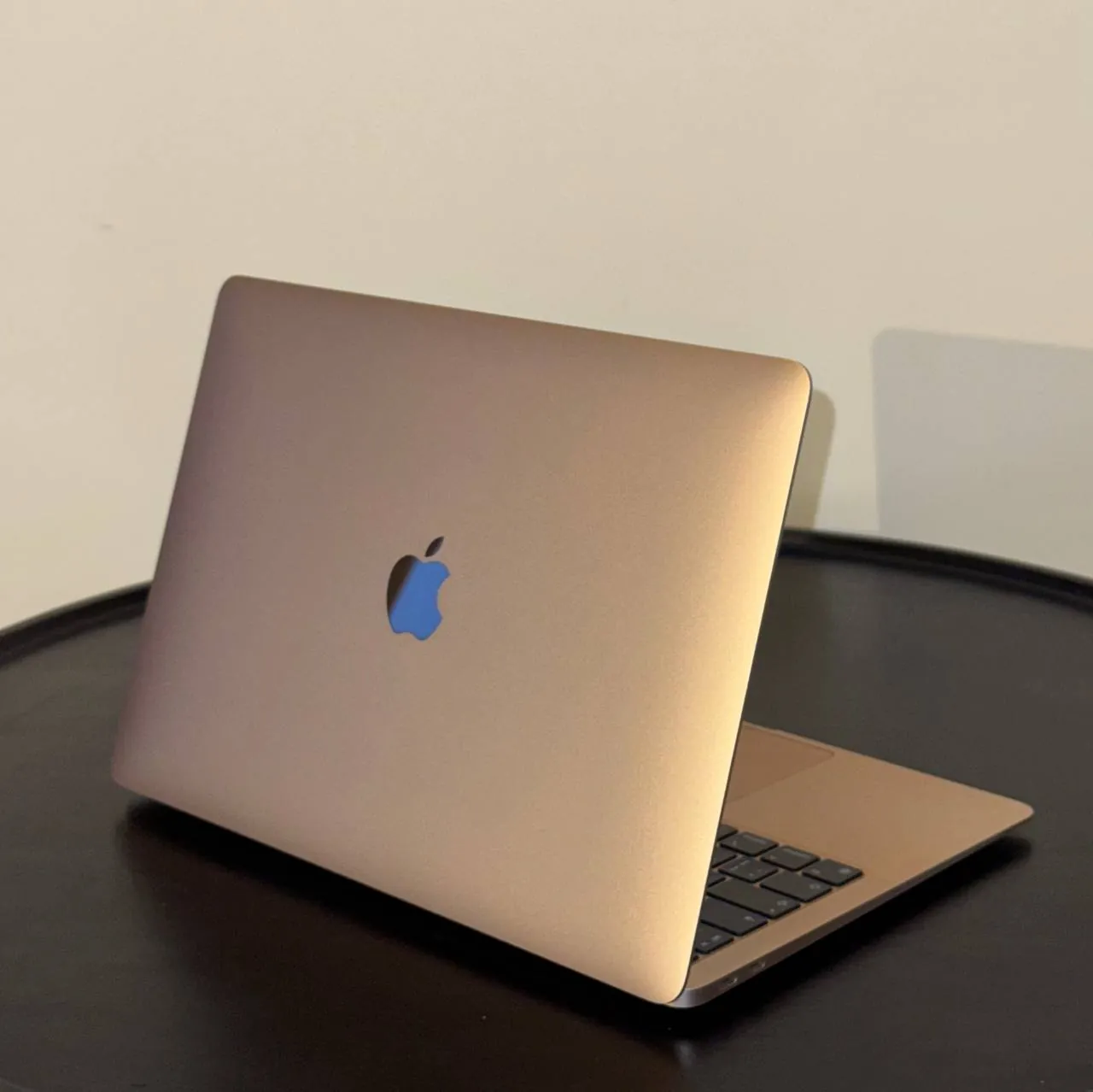 Продаю Apple MacBook Air M1 2020 в хорошем состоянии €469