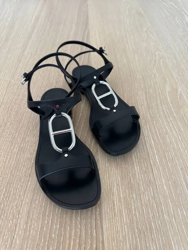 Сандалии Hermes, новые, коробка в наличии, 38 разм , продам за 1100€