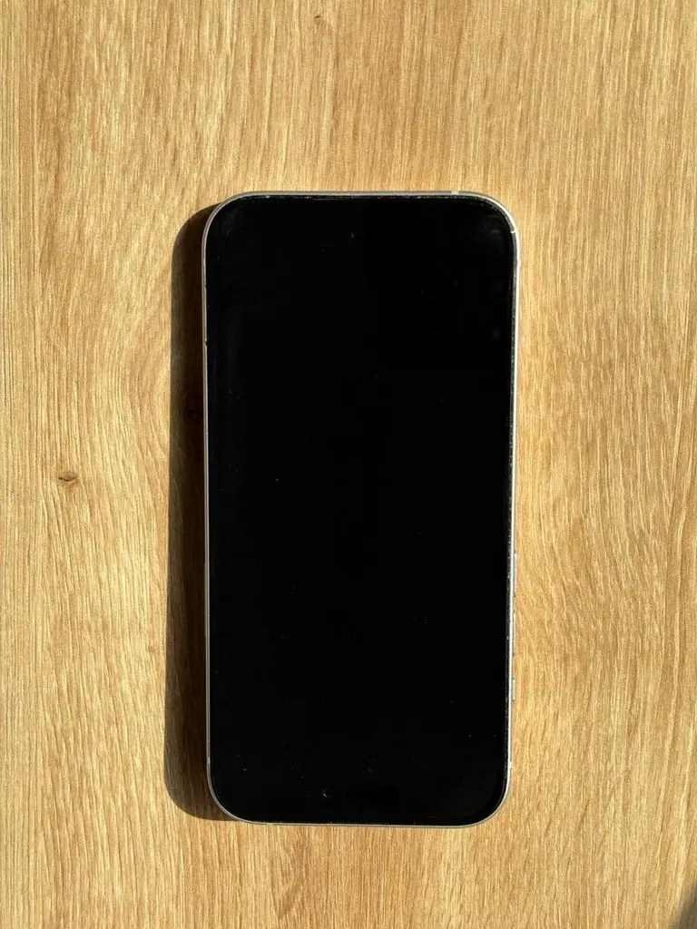Продам IPhone 15 128gb dual physical SIMs в цвете light blue.