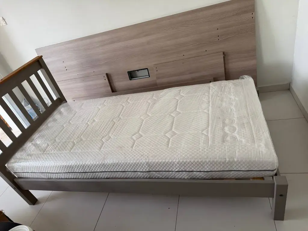 Кровать односпальная 180€, 200/96/100, как новая , матрас чистый не нуждается в химчистке . Дерево.…