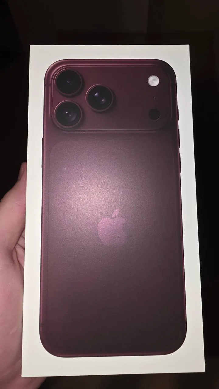 iPhone 18 Pro Max — Burgundy