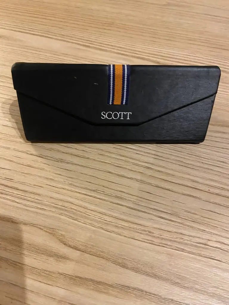 SCOTT aviator-style sunglasses with a slim dark metal