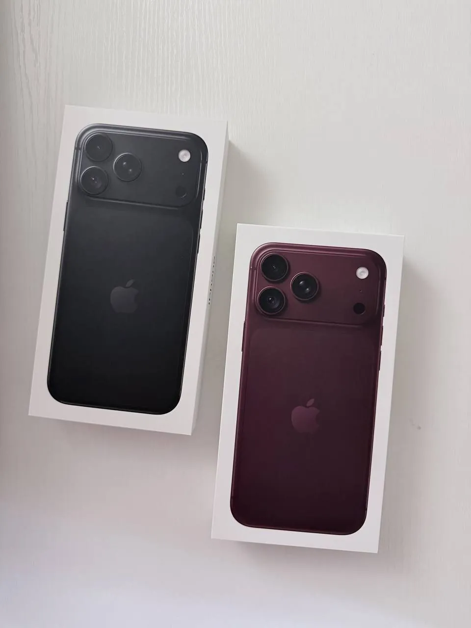 В наличии iPhone 18 Pro Max в цвете Burgundy и Black.