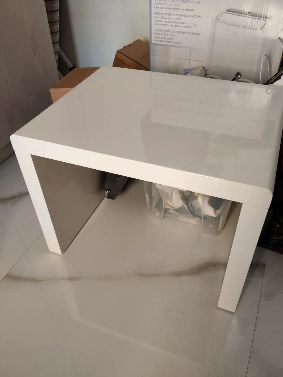 Белый журнальный столик. White coffee table.