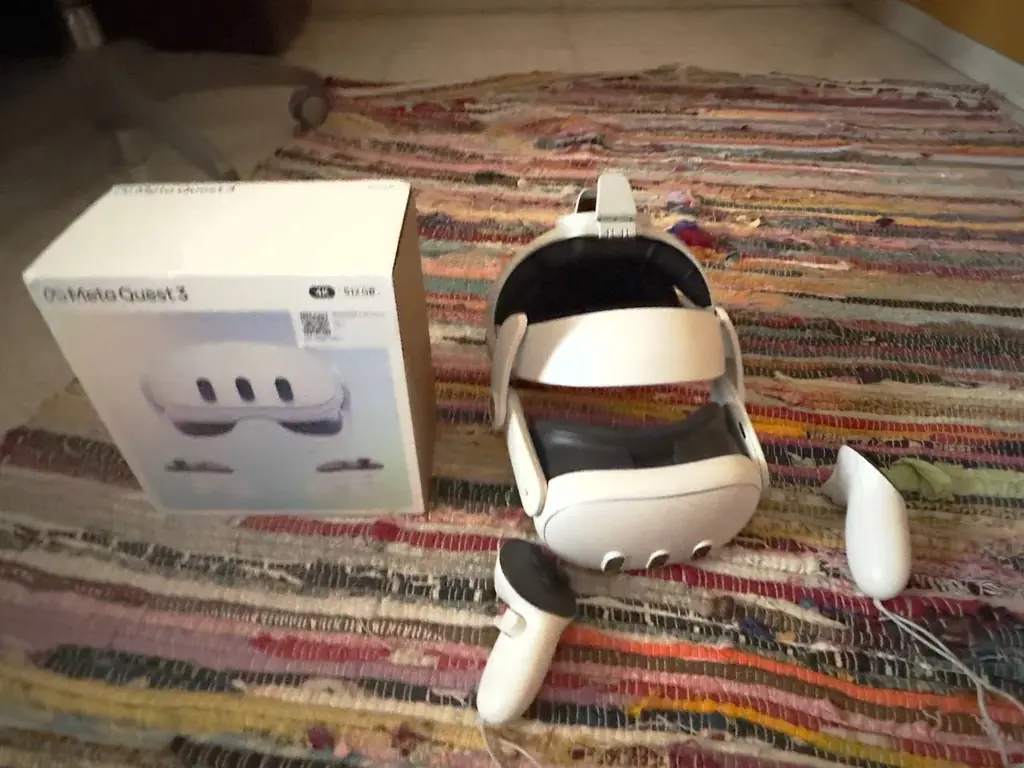 Продаю VR-гарнитуру Meta Quest 3, версия с 512 ГБ и 4K дисплеем.