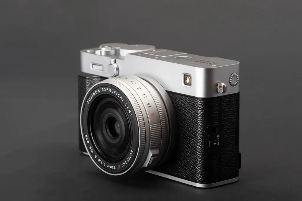 Продаю свой Fujifilm X-E5 с объективом 23 мм. f2.8