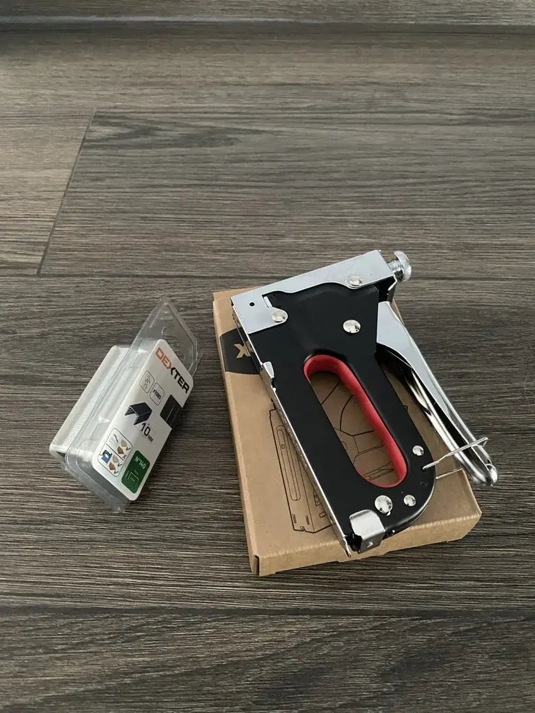 Продаю Строительный степлер метал №.140 4-14mm и пачка скоб 10mm.