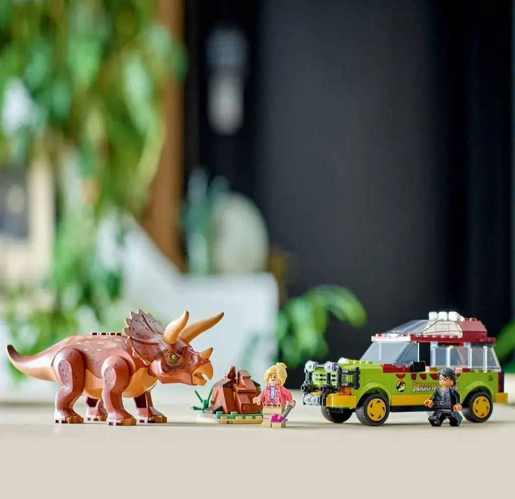 LEGO Jurassic Park Triceratops Research 76959