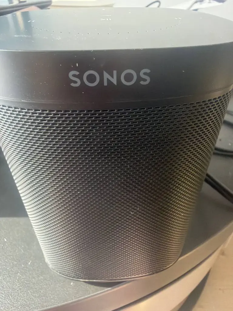 Sonos One (Gen 2) — это компактная умная колонка с Wi‑Fi и качественным стереофоническим звучанием.…