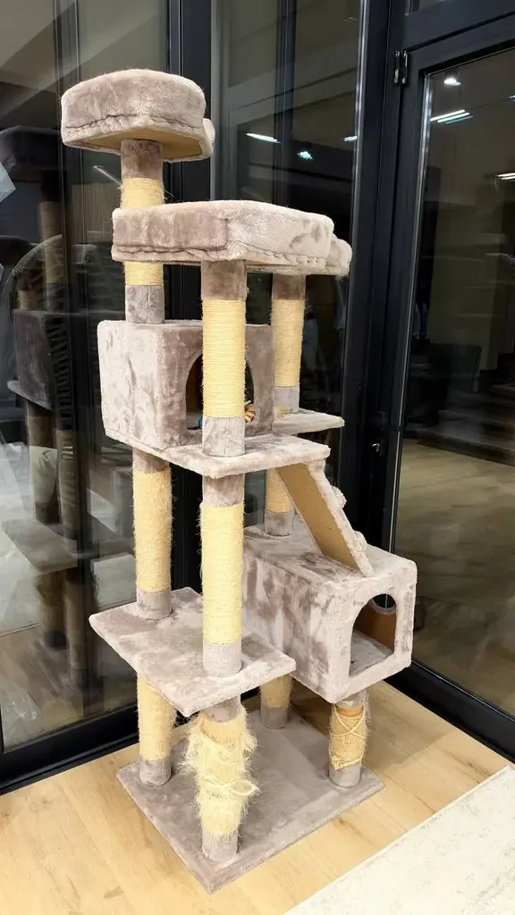 Кошачий домик , когтеточка 50€. Нижний ярус нужно перемотать