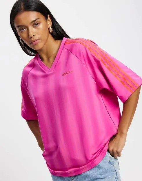Розовая футболка Adidas Originals (модель Loose Linear T-Shirt в расцветке Semi Lucid Fuchsia) с V-…