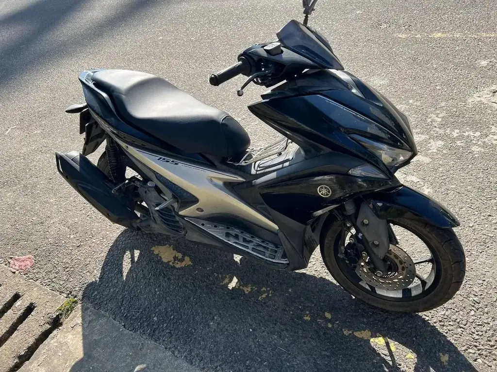 Продам Yamaha NVX 2017 года — отличный городской макси-скутер в полностью рабочем состоянии.