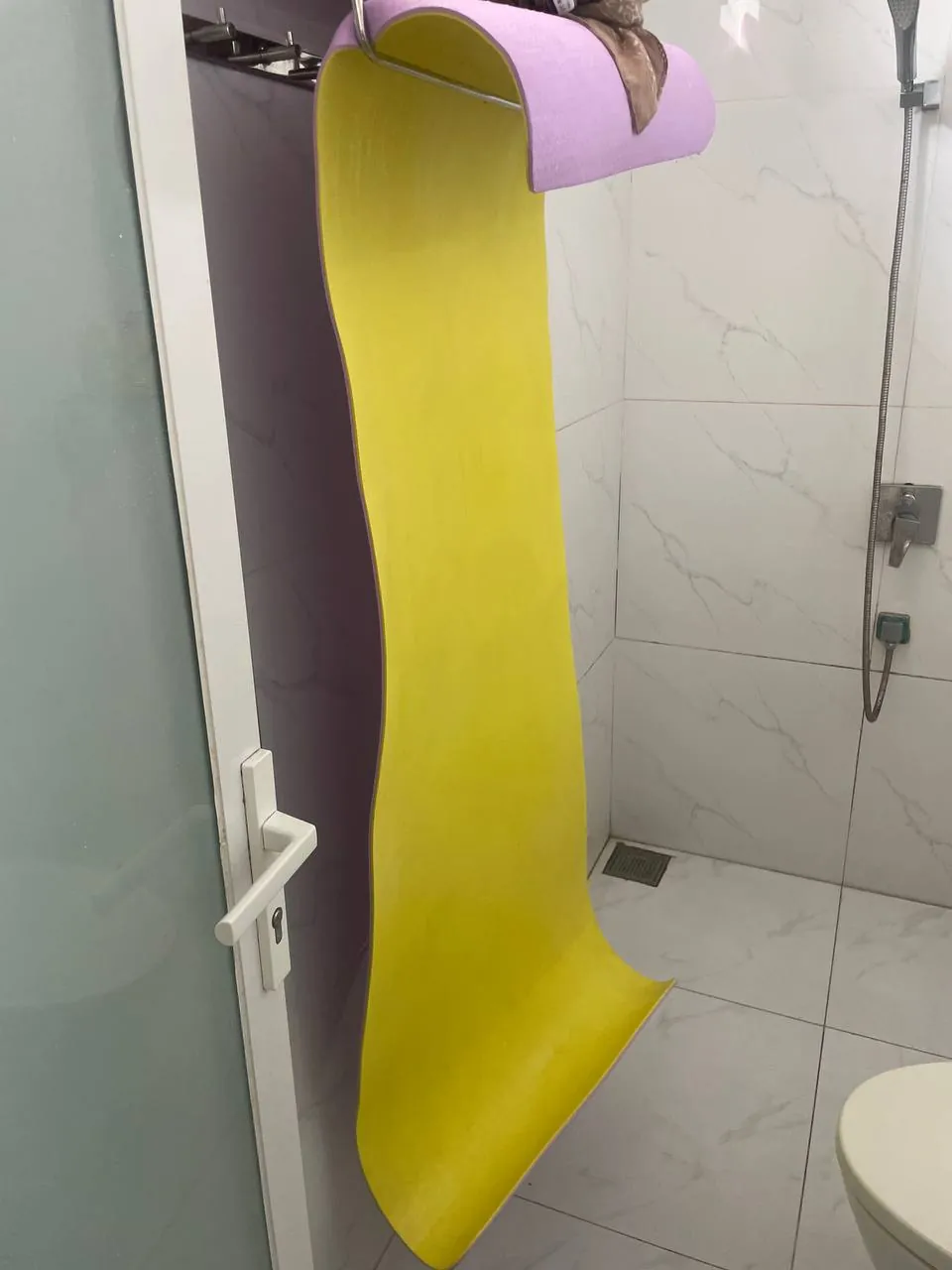 Коврик для йоги. Покупала в спортивном магазине за 540.000 донгов. Позанималась пару раз, мне толст…