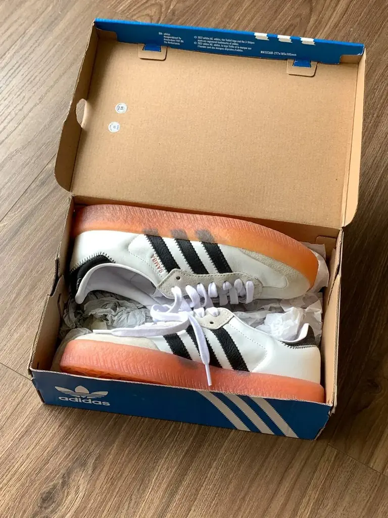 Продам новые кроссовки Adidas Sambae.