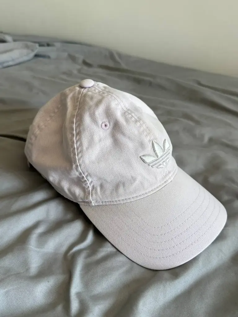 1, 2. кепка Adidas унисекс – 100.000